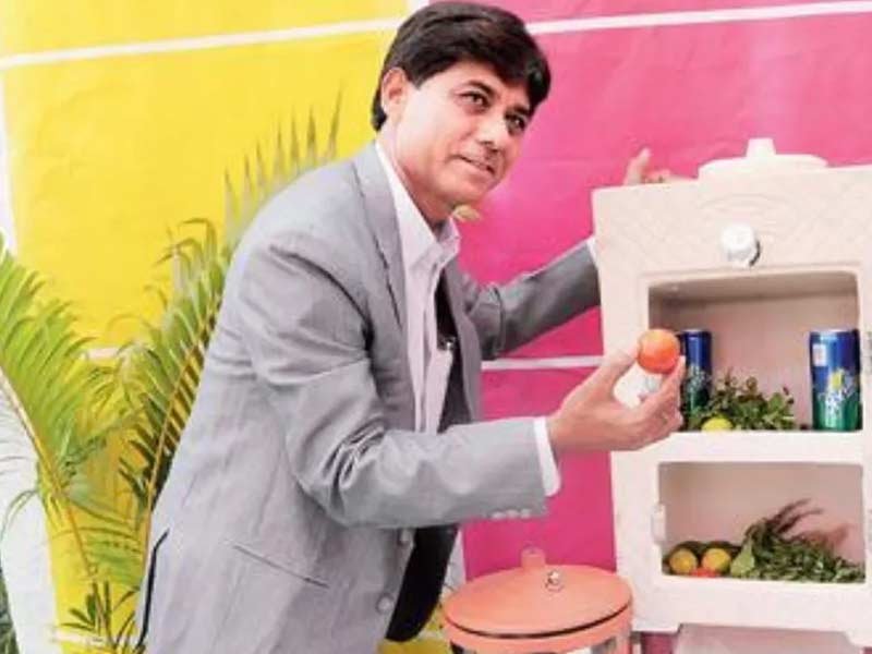 കറന്റില്ല, മെയിന്റനൻസില്ല; ഫ്രിഡ്ജ് ഇല്ലാത്ത വീടുകളിലേക്ക് തണുപ്പെത്തിച്ച ആ കളിമൺ വിപ്ലവം